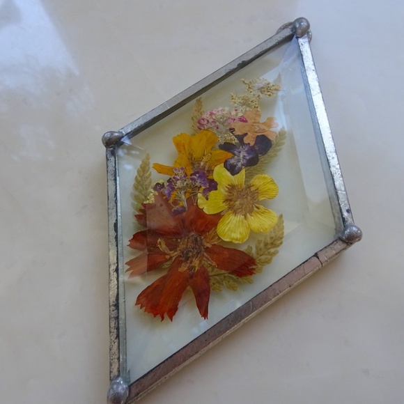 Vintage 1970s Dried Floral Flower Power Cottagecore Glass Diamond Suncatcher - Picture 5 of 8